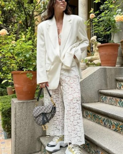 Total look blanco con pantalones de encaje