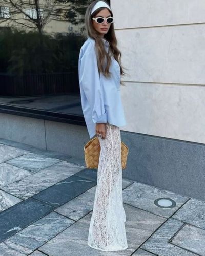 Outfit con pantalones de encaje + camisa oversize