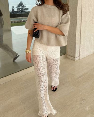 Look elegante con pantalones de encaje blancos