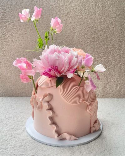 Pasteles en tendencia: Dome cake en color baby pink con flores naturales