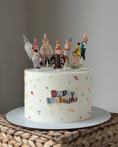 Memory cake con betún blanco y letras de colores