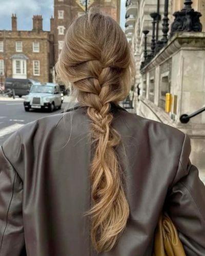 Con ese aire relajado pero intencional, los peinados messy logran el equilibrio ideal entre naturalidad y elegancia