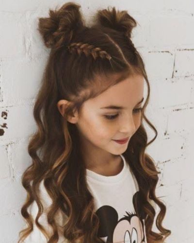 Llevar el cabello semi recogido también es una excelente opción para lucir arreglada en la escuela