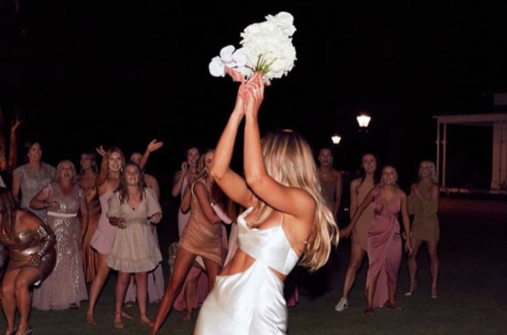 Más allá de adivinar quién será la siguiente en casarse, aventar el ramo tiene una historia curiosa y un significado que celebra la amistad, el amor