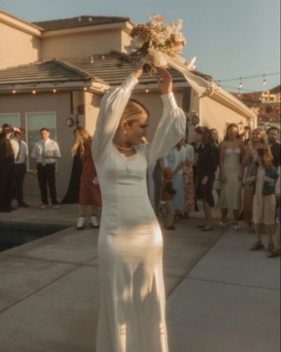 La mujer que logra atrapar el ramo sería la próxima en casarse.