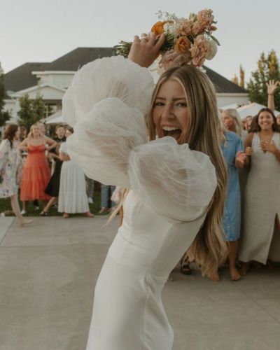 Lanzar el ramo de novia está ligado con on la idea de compartir la felicidad del matrimonio y a su vez la buena suerte.