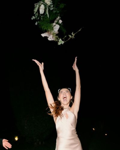 La mujer que logra atrapar el ramo sería la próxima en casarse.