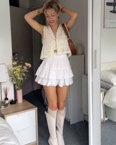 Este 2026, las prendas de crochet no son solo para la playa: vestidos largos, conjuntos monocromáticos y trajes estilo sastre llegan para dominar el street style.