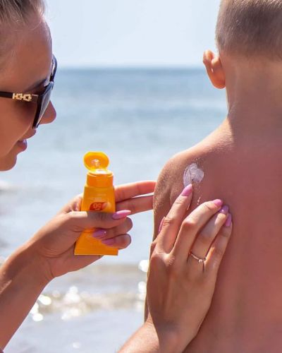 Aquí encontrarás una guía sencilla para cuidar las quemaduras solares en niños, aliviar las molestias y ayudar a que su piel se recupere de forma segura.