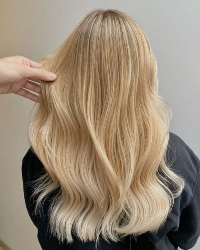 El rubio mantequilla es versátil: puede adaptarse a mechas, balayage o un look uniforme