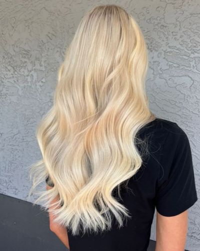 El rubio mantequilla es versátil: funciona con distintos estilos de corte