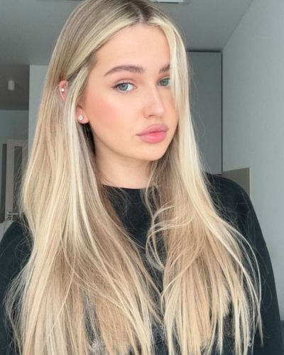 El rubio mantequilla es versátil: puede adaptarse a mechas, balayage o un look uniforme