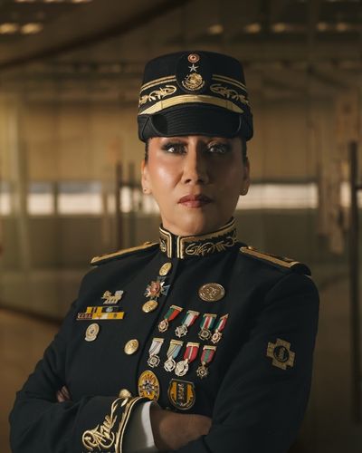 Retrato de mujer en uniforme de gala con medallas e insignias; imagen editorial para artículo sobre la Secretaría de la Defensa Nacional y el Ejército Mexicano.