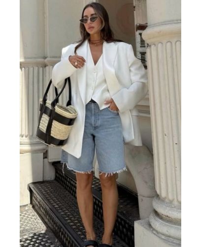 Las prendas estructuradas hacen que tus looks con shorts de mezclilla se vean más serios y acordes al entorno laboral