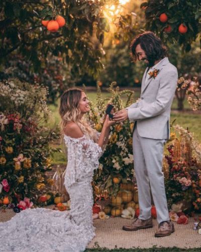 Aunque las tradiciones suelen indicar que es el hombre quien propone matrimonio, cada vez más mujeres toman la iniciativa y entregan el anillo de compromiso.