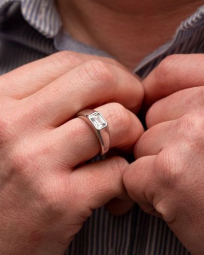 ¿Puede una mujer dar el anillo de compromiso? Esto es lo que significa 2