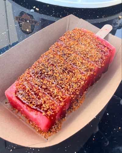 Snacks fríos con fruta natural y chilito en polvo en chamoy