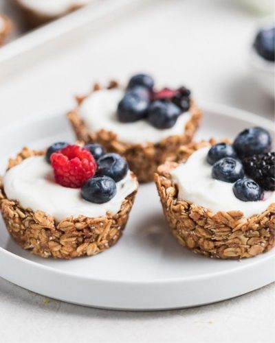 Snacks fríos con fruta natural y yogurt griego