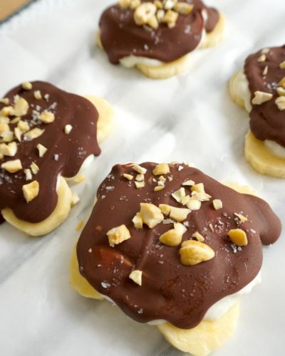 Snacks fríos con fruta natural y chocolate amargo