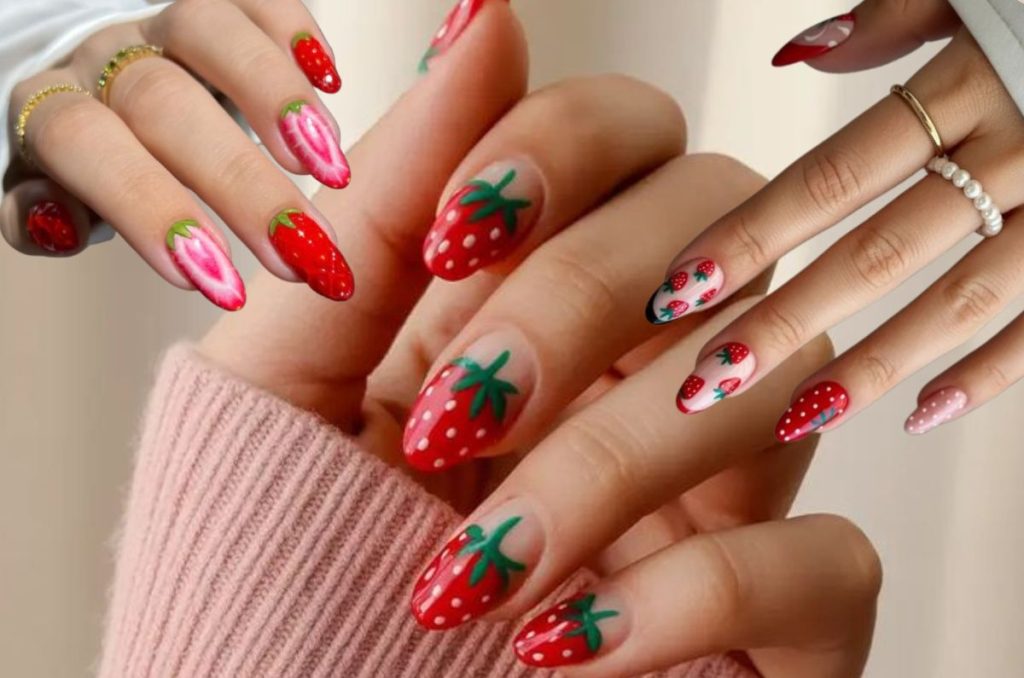 Las uñas con fresas son perfectas si te gusta jugar con el color, los detalles y un toque creativo que no pasa desapercibido.