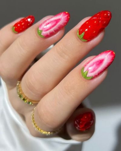 Strawberry nails con diseño interno 
