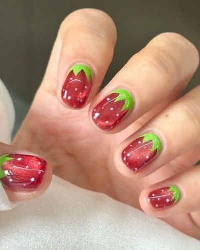Strawberry nails efecto ojo de gato 