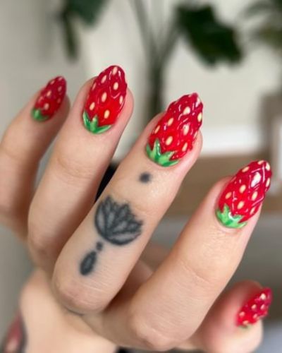 Las strawberry nails son un estilo de manicura inspirado en las fresas