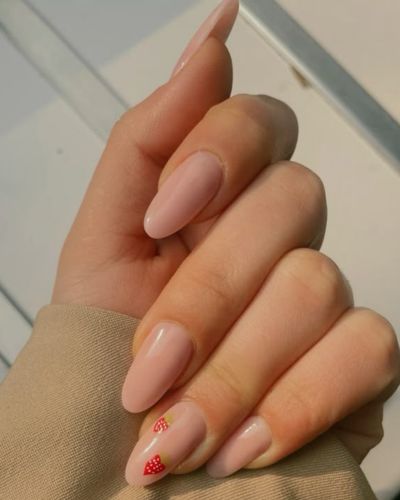 Las strawberry nails son un estilo de manicura inspirado en las fresas