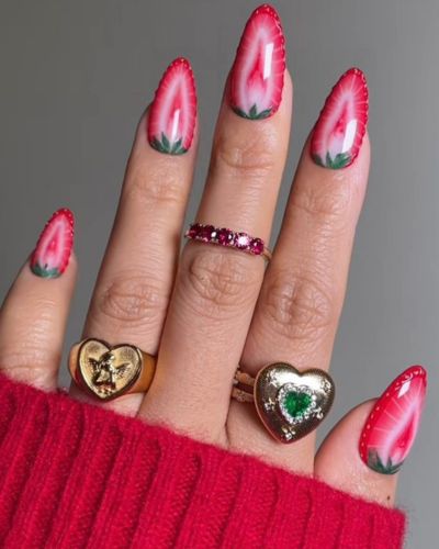 Las strawberry nails son un estilo de manicura inspirado en las fresas