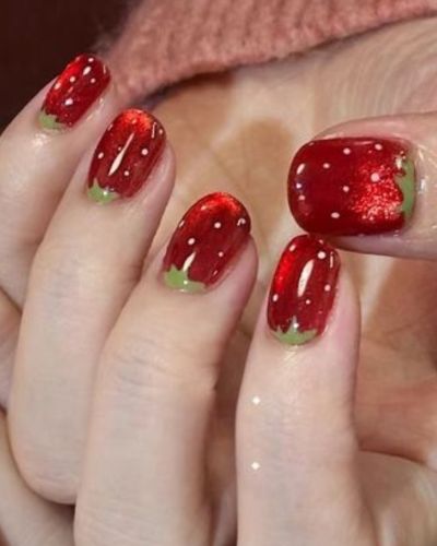 Las uñas con fresas son un estilo de manicura inspirado en las fresas