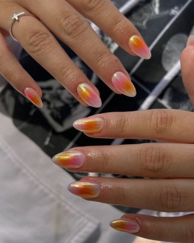 Las sunset nails combinan tonos cálidos, degradados suaves y un acabado luminoso que evoca esos cielos de verano que tanto nos encantan