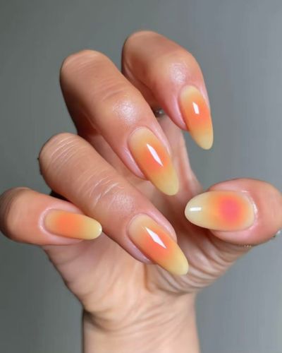 Las sunset nails combinan tonos cálidos, degradados suaves y un acabado luminoso que evoca esos cielos de verano que tanto nos encantan