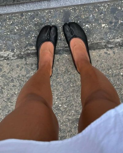 Este calzado tendencia  puede llevarse con looks minimalistas, urbanos o incluso con prendas elegantes.