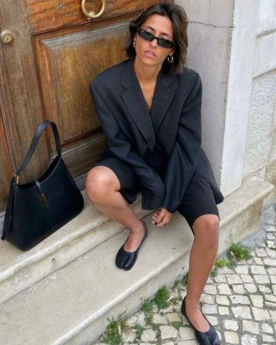 Los tabi shoes no se limitan a looks casuales o con jeans; las prendas estructuradas también son una gran apuesta.