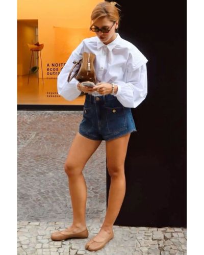 No restes protagonismo a tus tabi shoes: combínalos con pantalones cropped, vestidos, faldas o shorts para que resalte su diseño original.