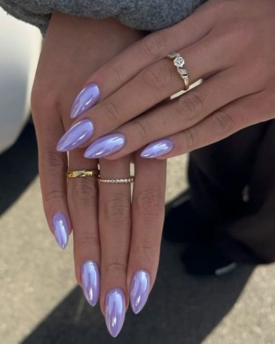 Las uñas glaseadas añaden un brillo sutil que eleva cualquier manicura sin exagerar.