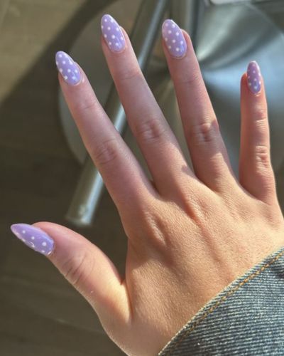 Los polka dots destacan esta temporada por su toque femenino y elegante.