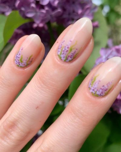 Las uñas para marzo suelen inspirarse en lo que vemos en la naturaleza, y pocas cosas representan mejor este mes que los árboles de jacaranda floreciendo.