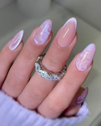 Las uñas para marzo suelen inspirarse en lo que vemos en la naturaleza, y pocas cosas representan mejor este mes que los árboles de jacaranda floreciendo.