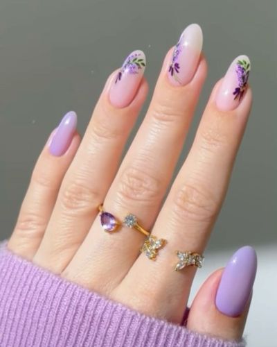 Uñas jacaranda con base nude y mini flores