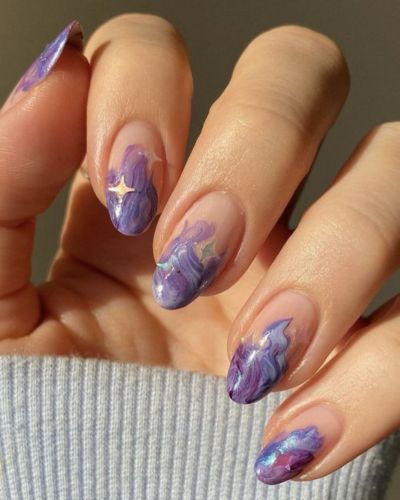 Uñas jacaranda con efecto tide
