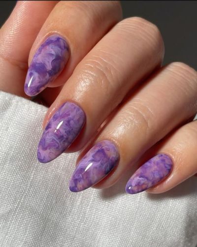 El color morado en manicura tiene ese equilibrio entre elegante, fresco y femenino que lo vuelve ideal para llevar durante estas semanas.