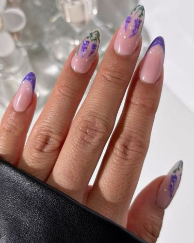 El color morado en manicura tiene ese equilibrio entre elegante, fresco y femenino que lo vuelve ideal para llevar durante estas semanas.