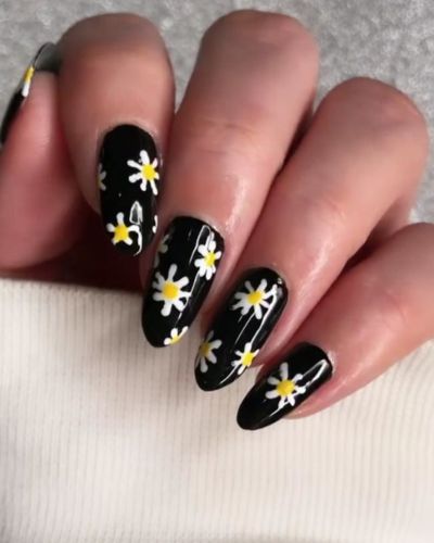 Las margaritas se convierten en el detalle perfecto para darle vida a tu manicure sin complicarte.