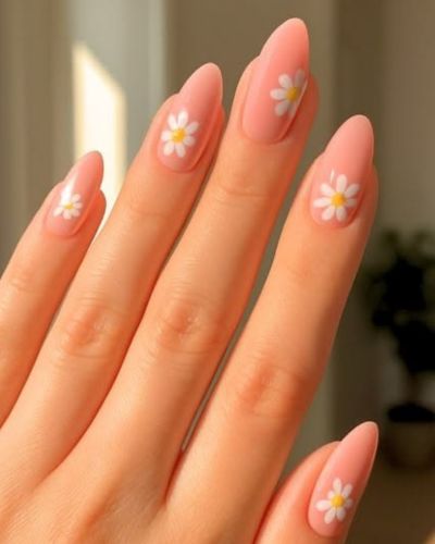 Las uñas con flores siempre han sido un clásico, pero las margaritas tienen algo especial: son frescas, simples y logran ese equilibrio entre lo cute y lo elegante.