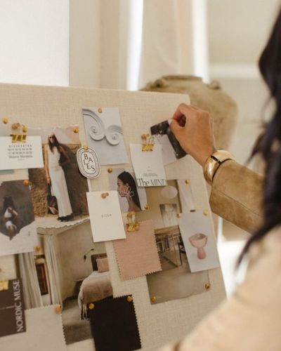 Un wedding planner puede encargarse de todo el proceso de principio a fin, mientras que un asesor de bodas suele acompañarte en momentos clave para guiarte sin quitarte el control.