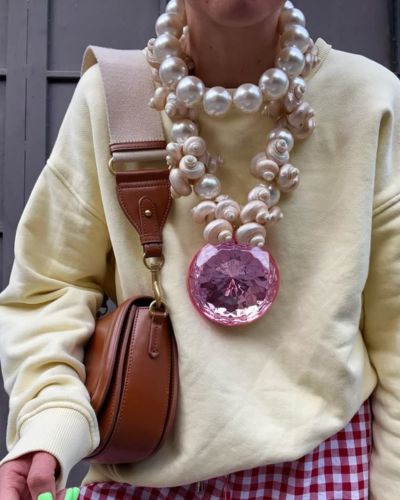 Hay accesorios que tienen el poder de transformar por completo un look de día a noche, de un look sencillo en uno mucho más sofisticado.