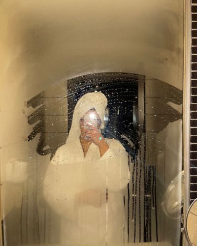 Selfie saliendo de bañar con bata y toalla de color blanco