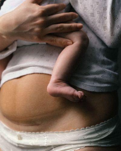 Usar faja postparto brinda soporte en la zona abdominal y lumbar, ayudando a mejorar la postura y a sentirse más seguras en su día a día