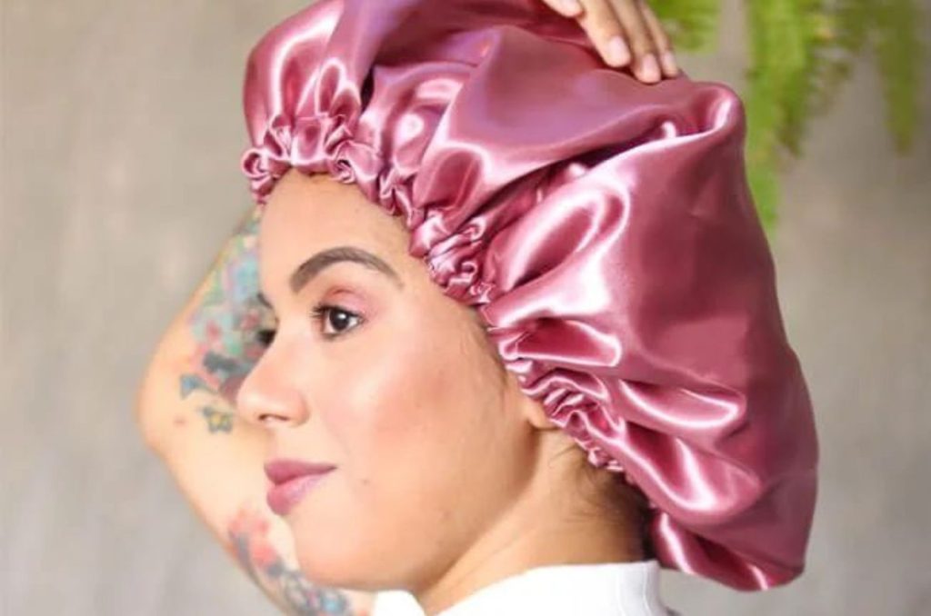 Modelo posa con gorro de satén rosa